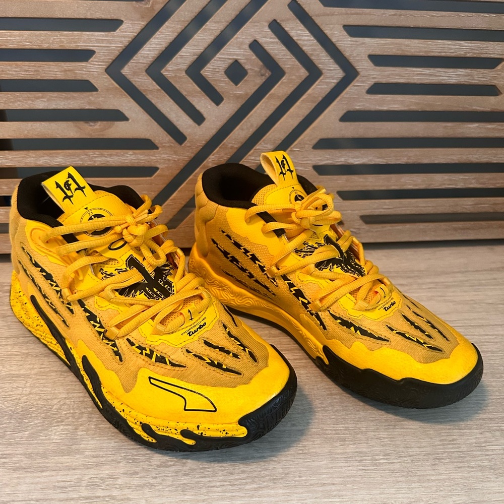 Puma Melos  Boys Black and Yellow 6.5Y $50